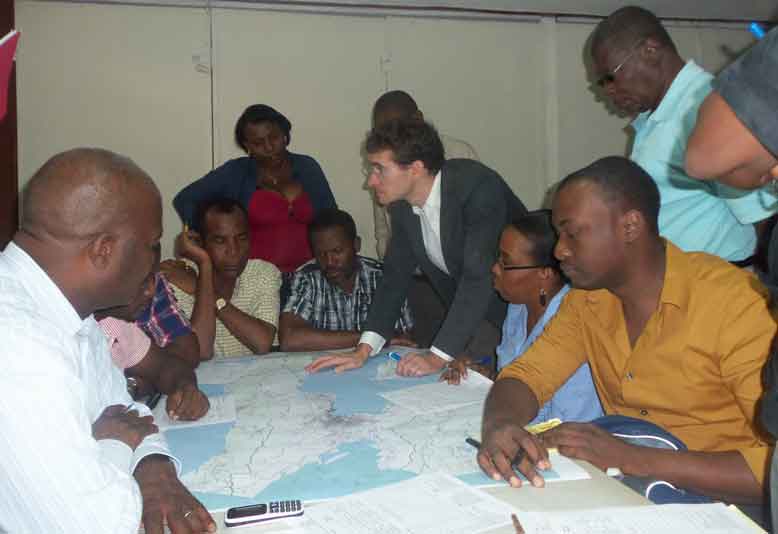 Y. Martineau avec les ingénieurs du MTPTC à l'occasion de la première formation RAI, Port-au-Prince, photo Jeroen Gerritsen 2014